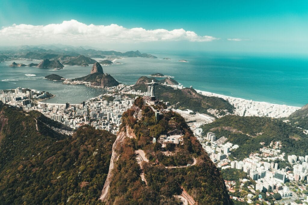 Cristo Redentor com vista panorâmica da cidade do Rio de Janeiro