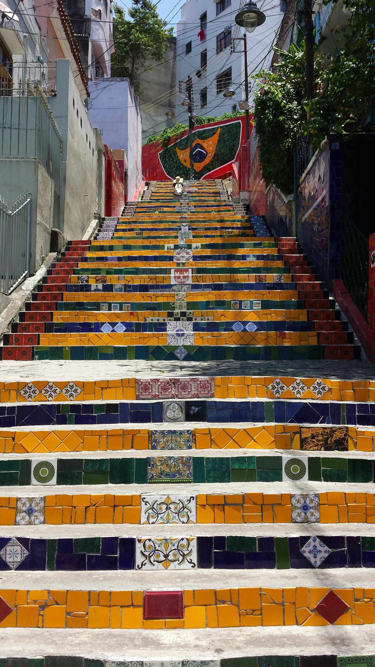 Escadaria Selarón com azulejos coloridos