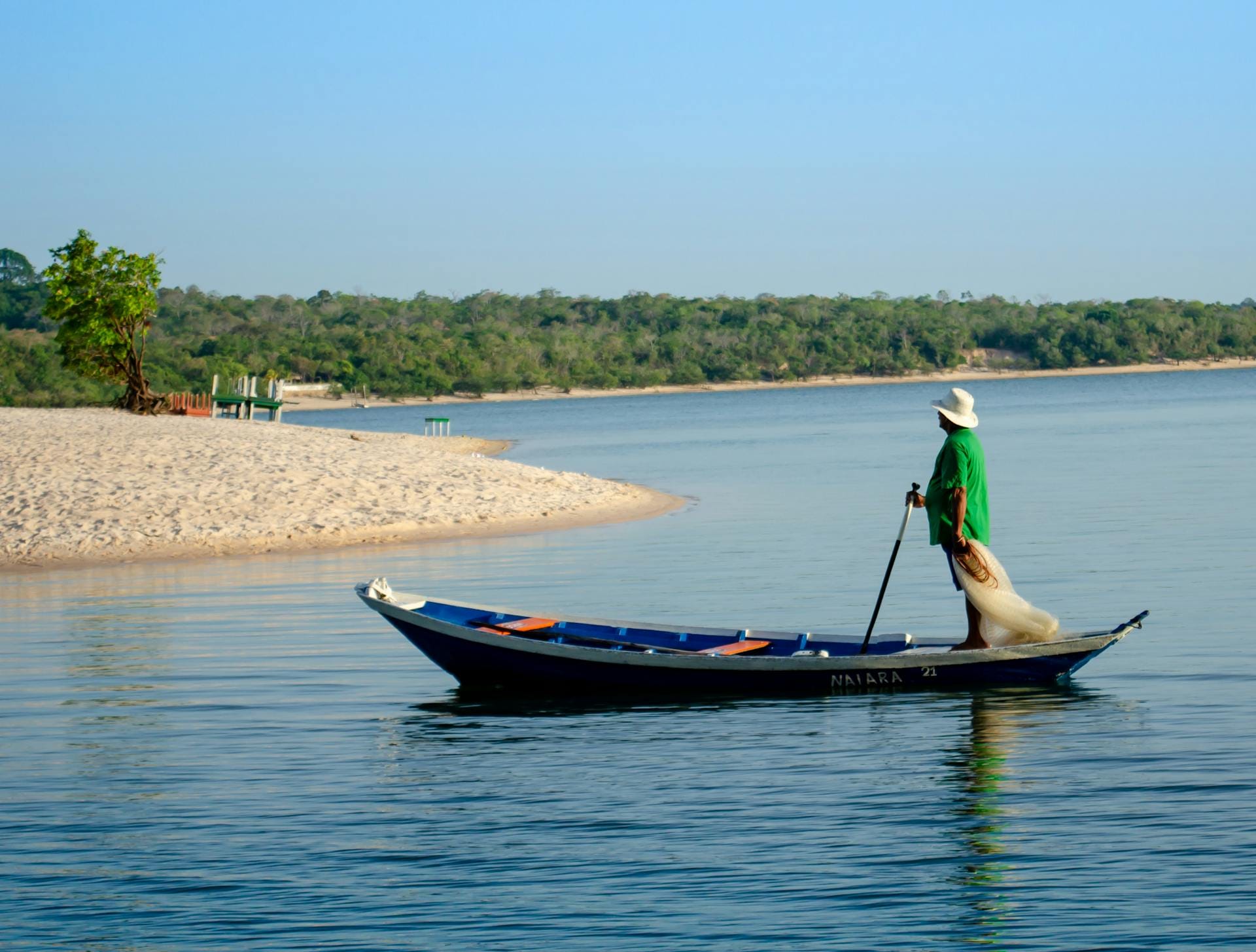 Pescador em barco em Alter do Chão, Pará