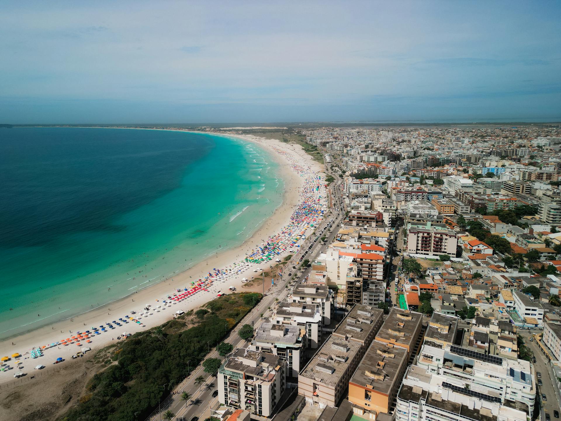 Vista aérea da praia do forte em cabo frio