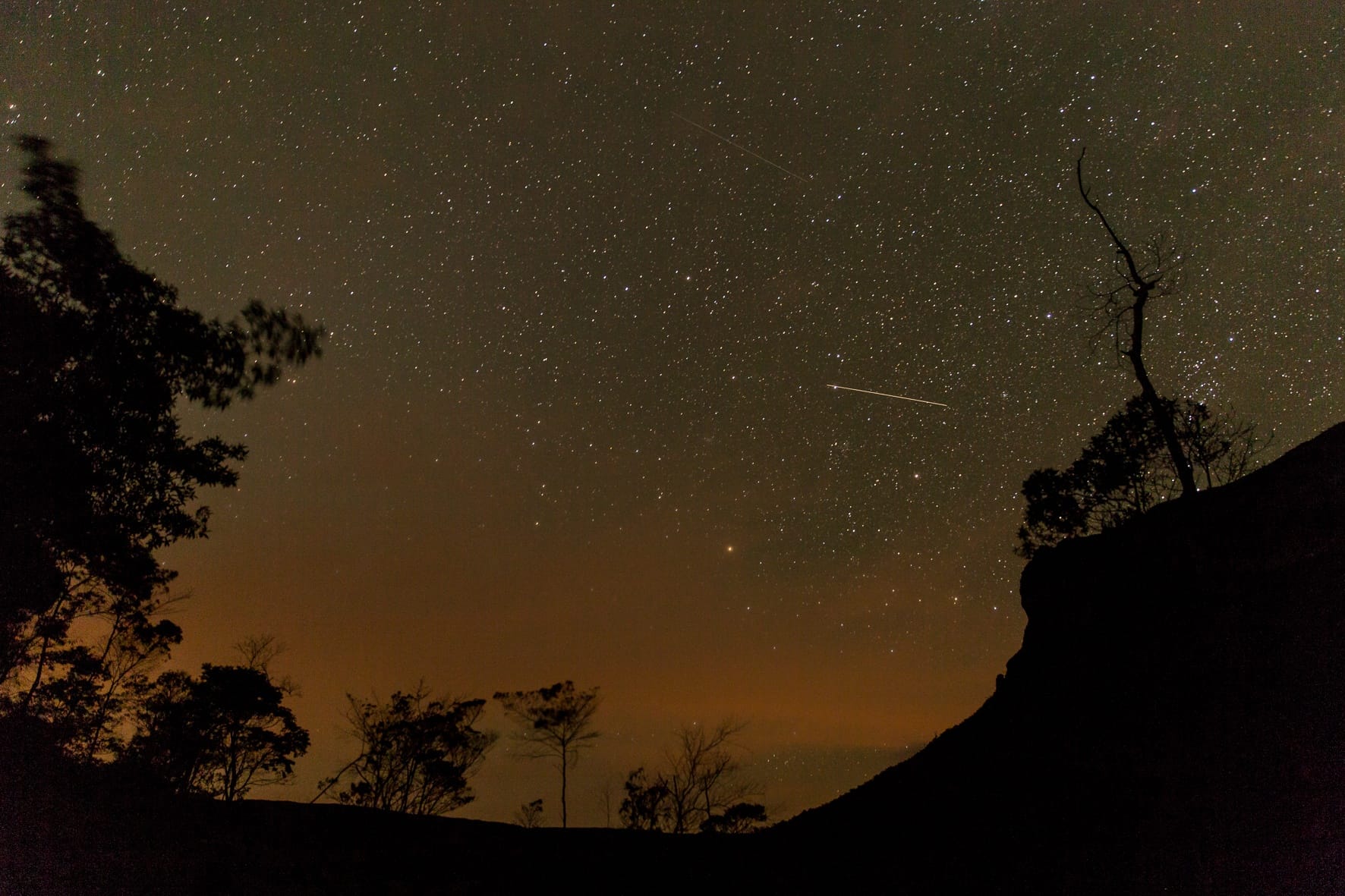 Vale do Pati à noite com céu estrelado na Chapada Diamantina, Bahia