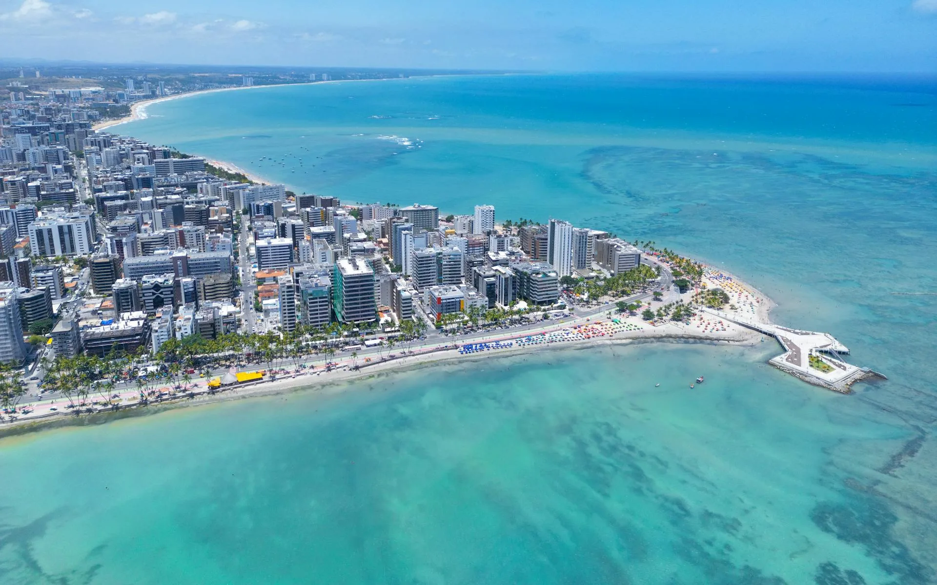 Vista aérea de Maceió en Alagoas con playas urbanas, mar azul y arrecifes