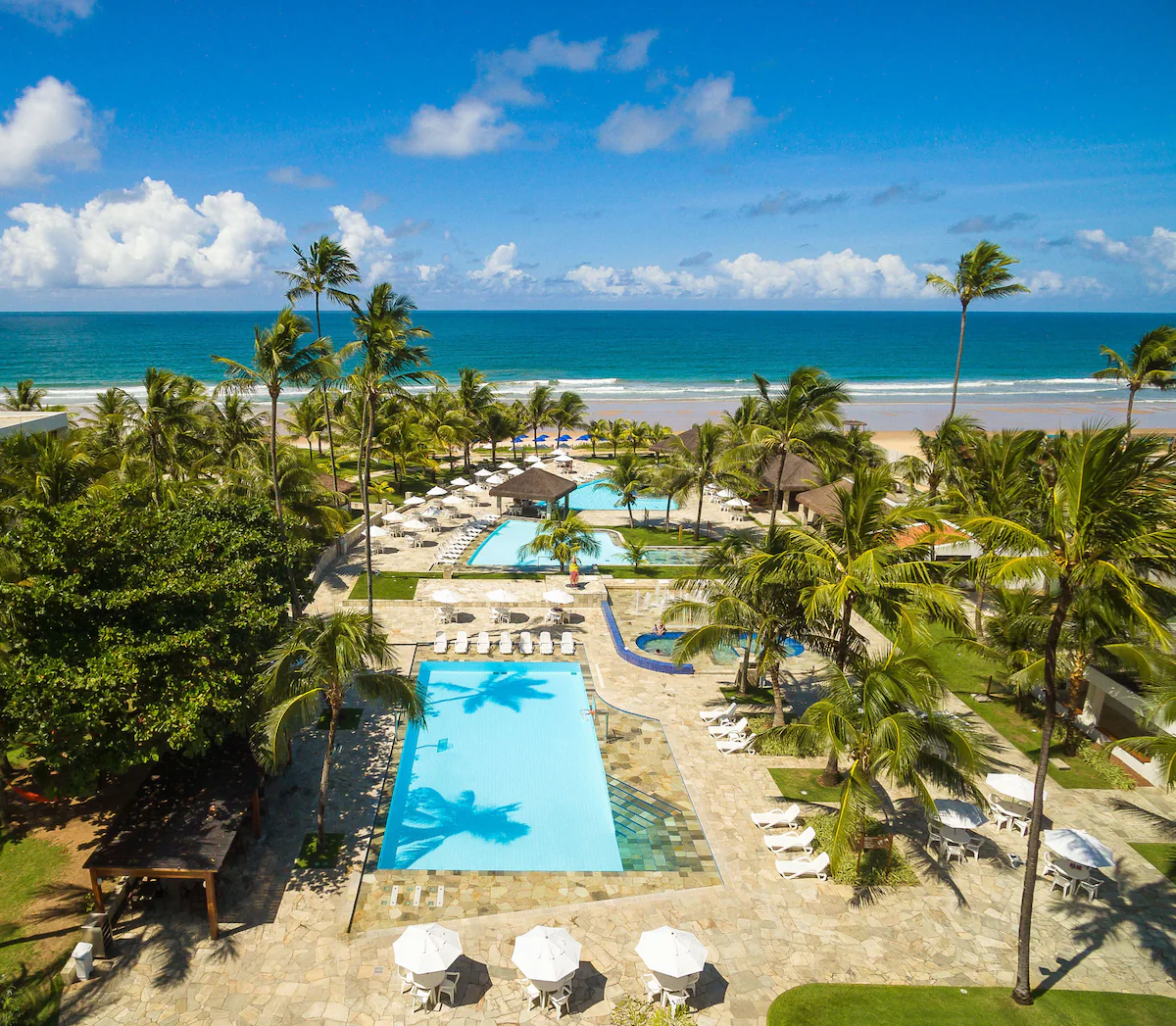 Hotel Village Porto de Galinhas à beira-mar com estrutura de lazer para famílias